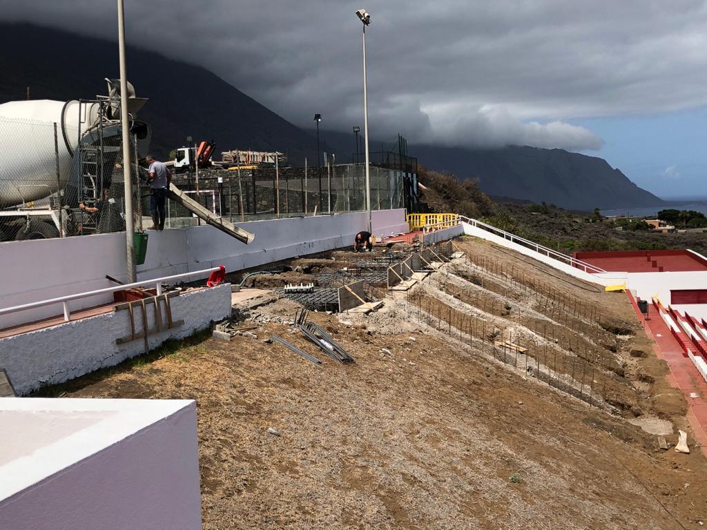 Nuevas gradas con cubierta para el campo municipal de fútbol de La Frontera