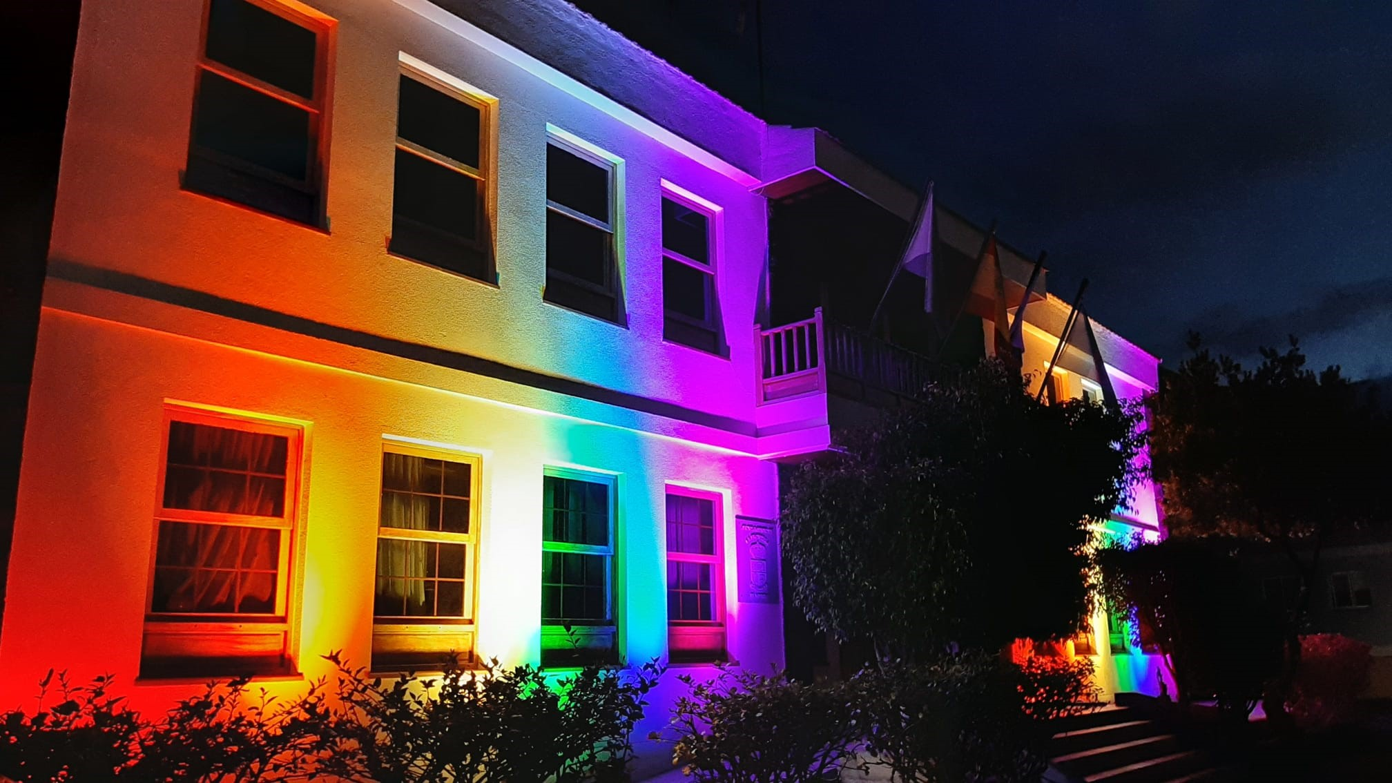 La Frontera se ilumina ilumina con los colores del arco iris en el Día del Orgullo