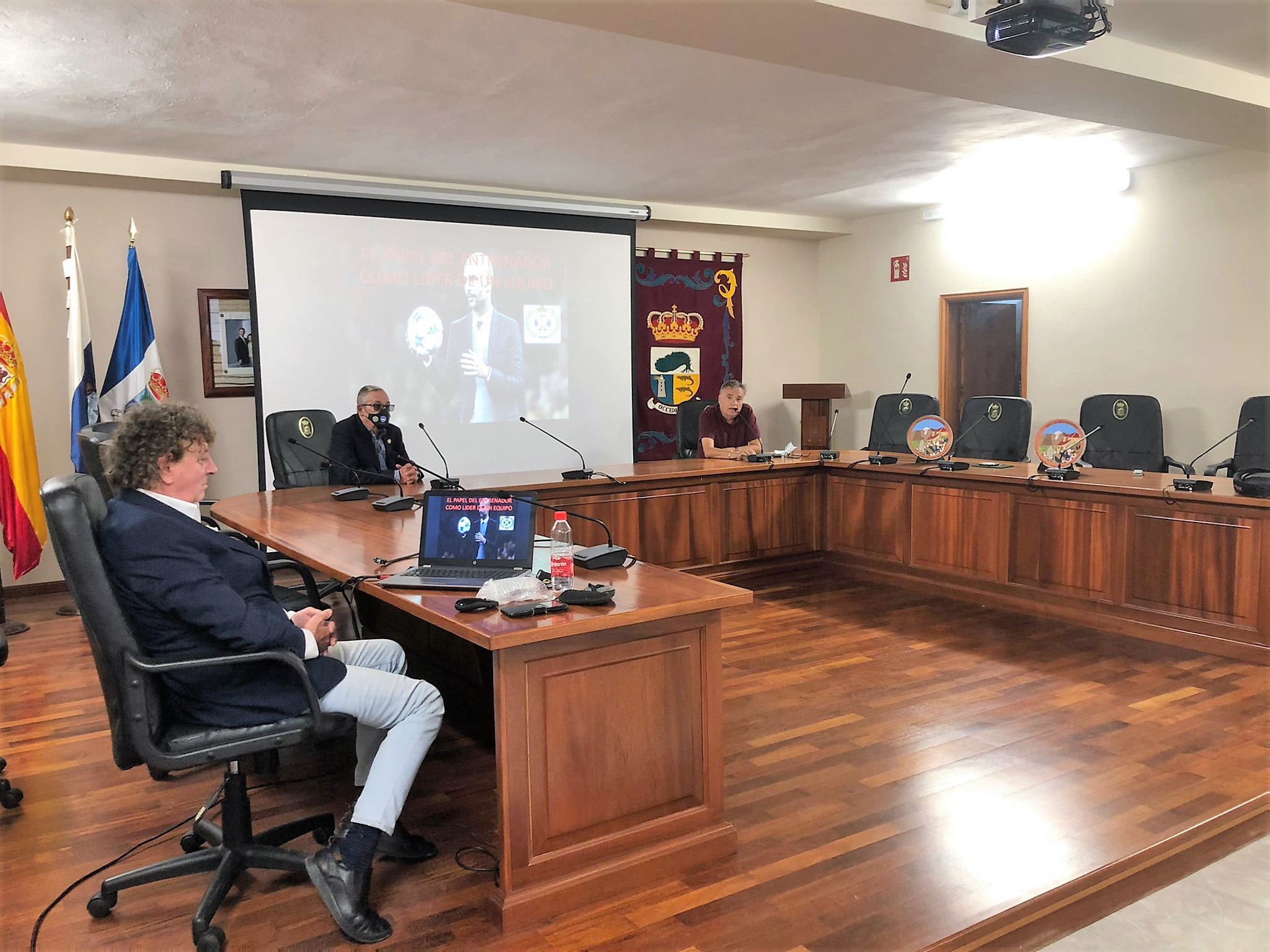 El ayuntamiento de La Frontera acoge unas charlas para entrenadores y preparadores físicos