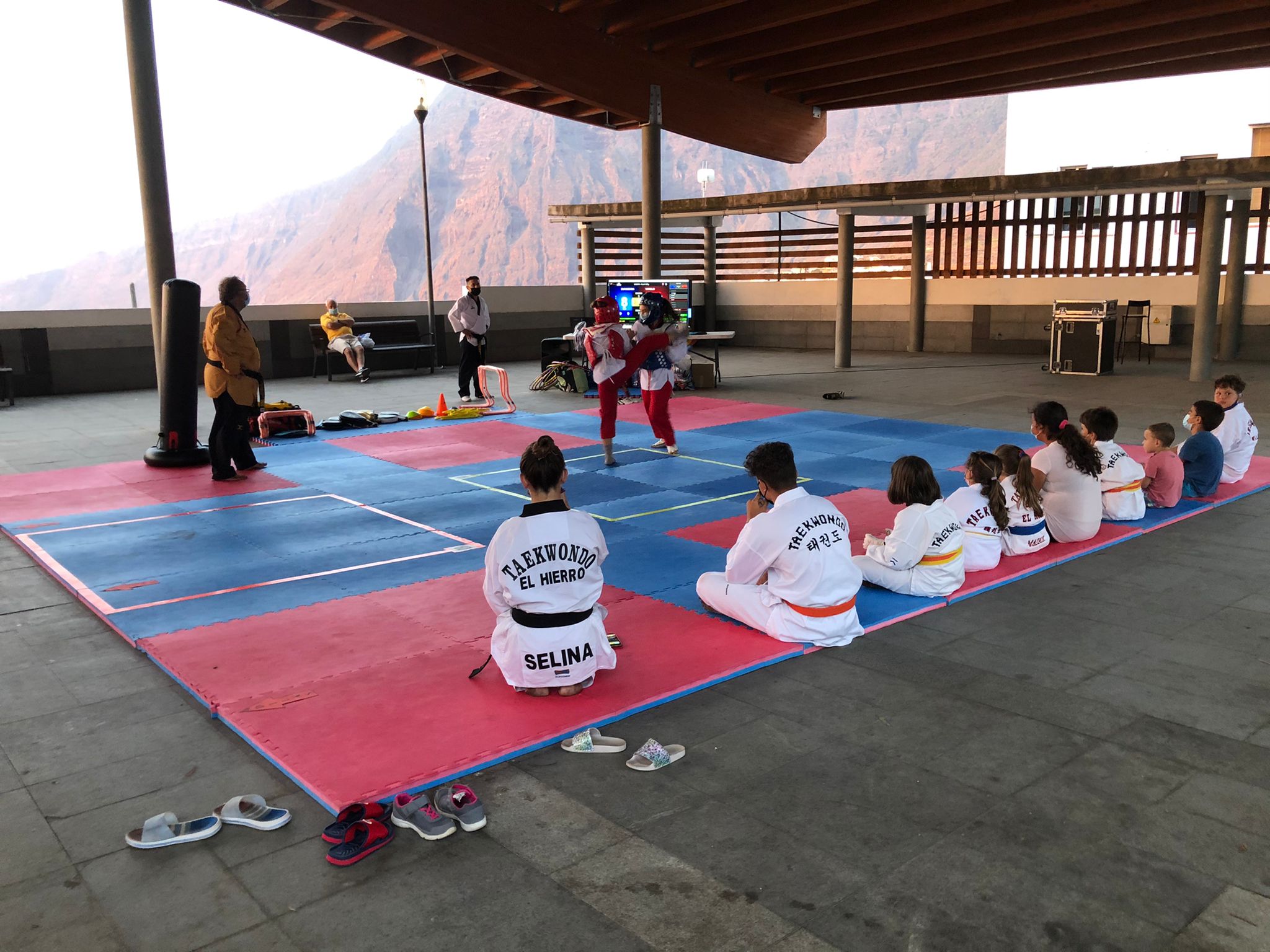 La Frontera celebra los torneos de voleibol, bádminton playa, fútbol, bola canaria y una exhibición de taekwondo