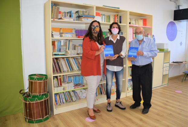 Acto de entrega del libro “Crónicas pretéritas” a los centros educativos de La Frontera