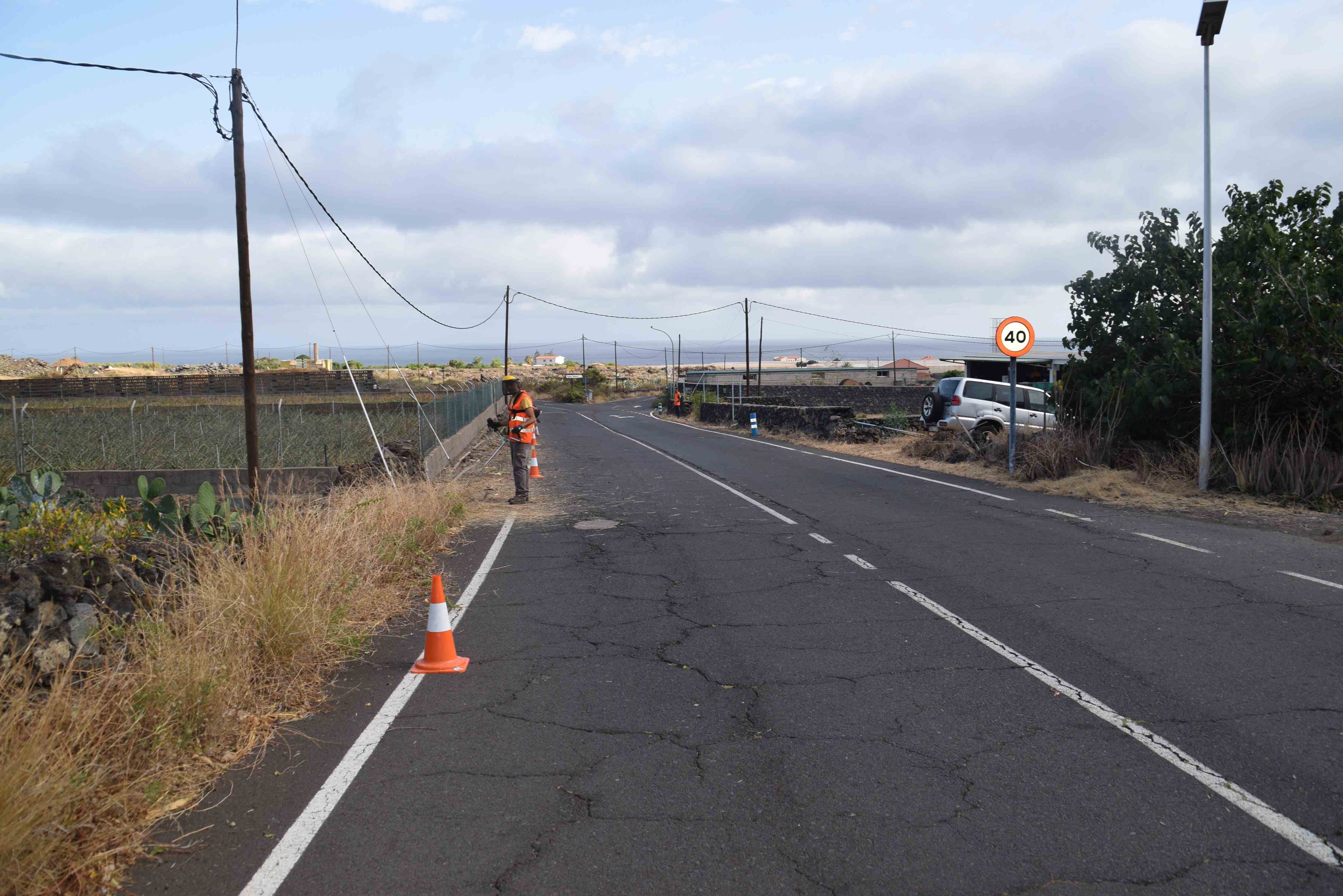 La Frontera contrata el servicio de desbroce y limpieza de los márgenes de  las carreteras, calles y caminos del municipio