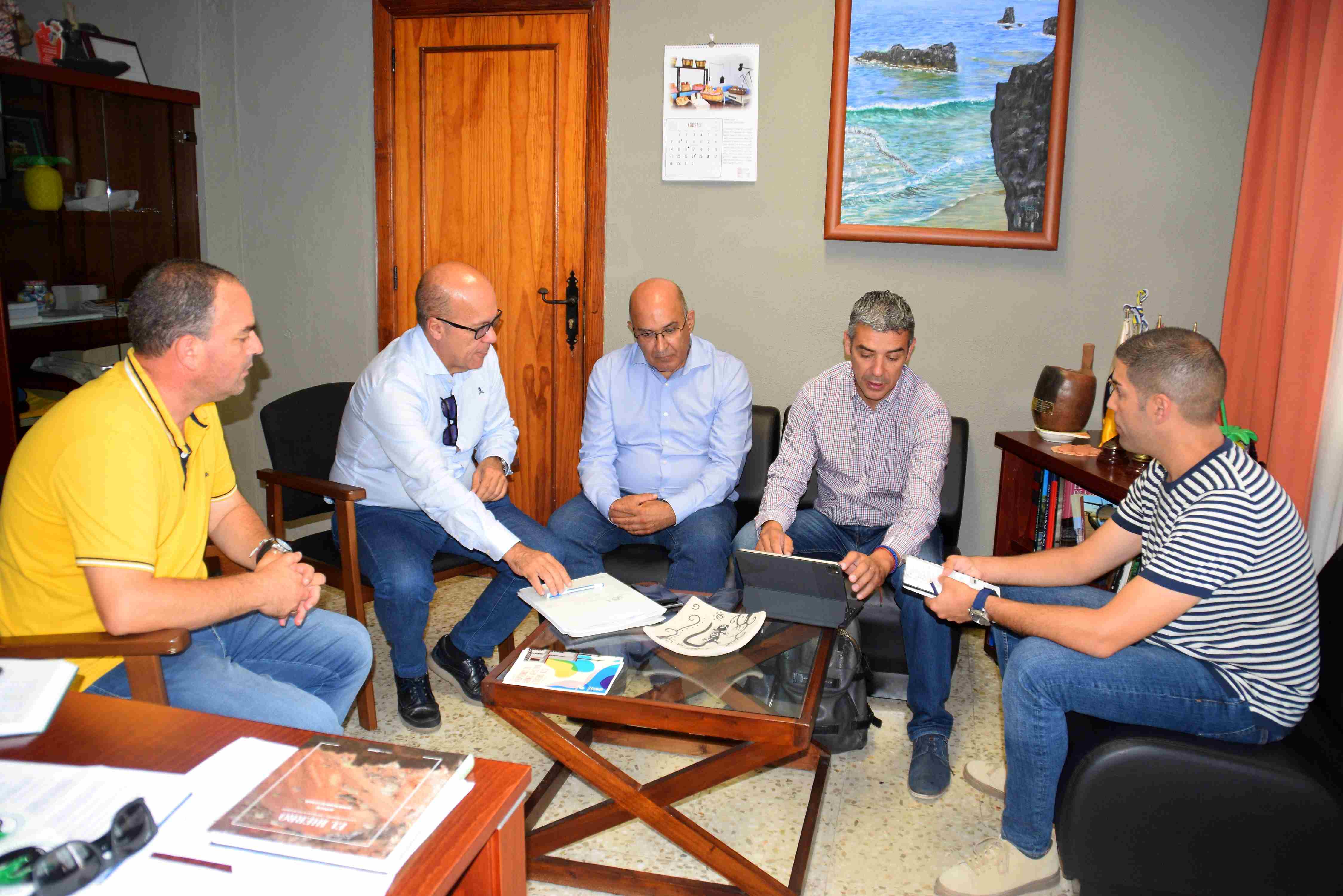 El consejero de Agricultura del Gobierno de Canarias, Narvay Quintero y el alcalde de La Frontera, Pablo Rodríguez, mantienen una reunión para tratar temas del sector que afectan al municipio