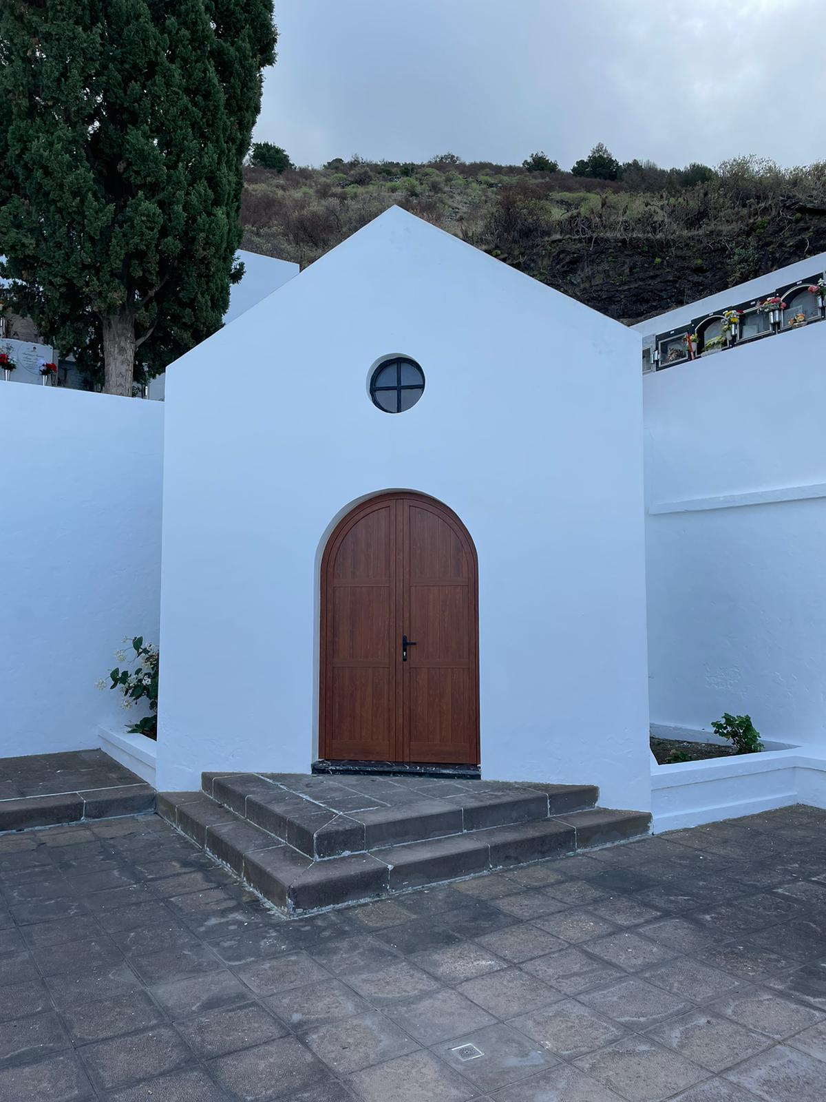 El Ayuntamiento renueva la puerta de la Capilla del Cementerio de Los Corchos
