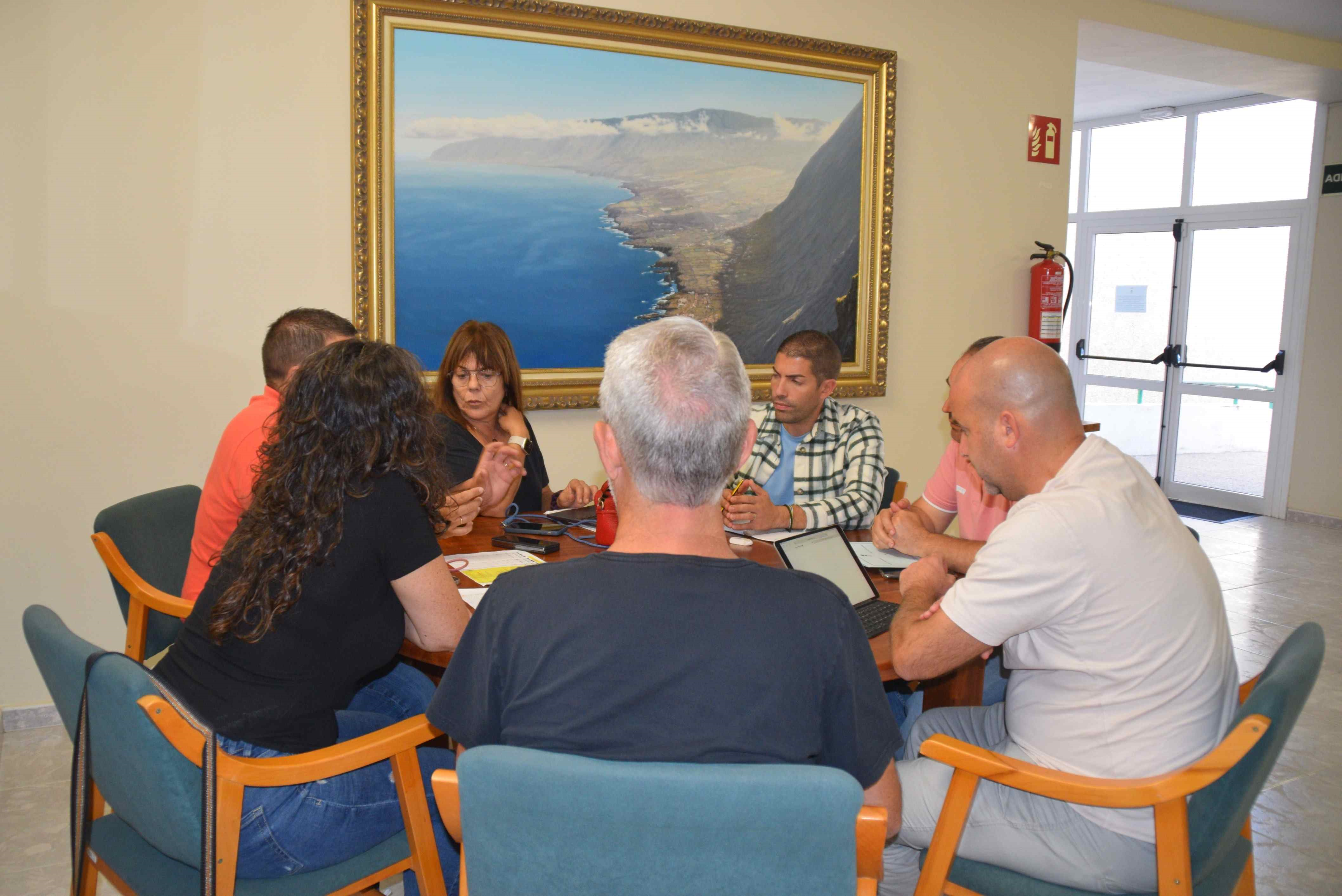Técnicos de la Consejería de Sanidad del Gobierno de Canarias  y gobierno local ponen en común aspectos de la futura ampliación del Centro de Salud de La Frontera          