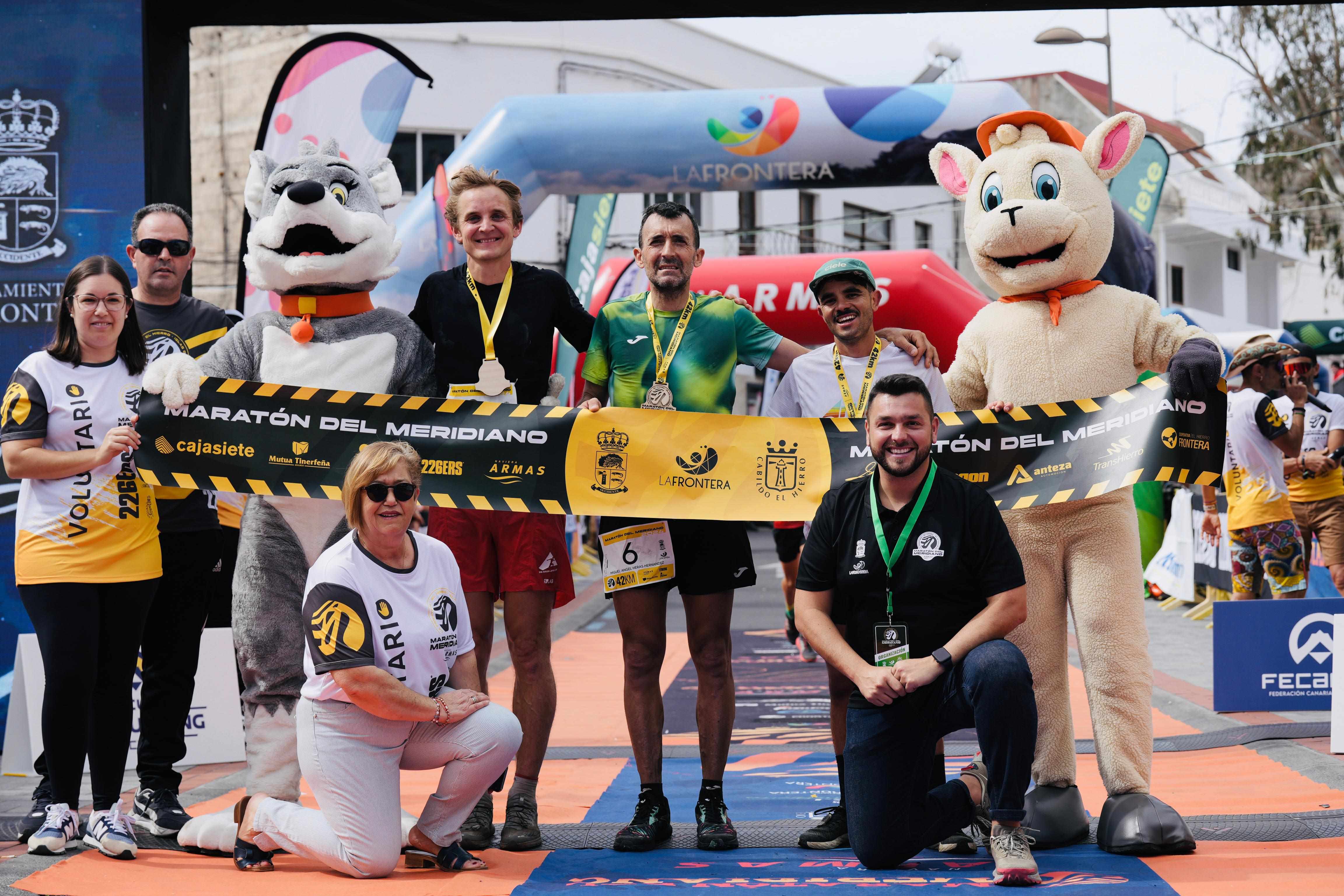 Miguel Heras y Sylvia Nordskar triunfadores de los 42 km de la Maratón del Meridiano Naviera Armas 2024 