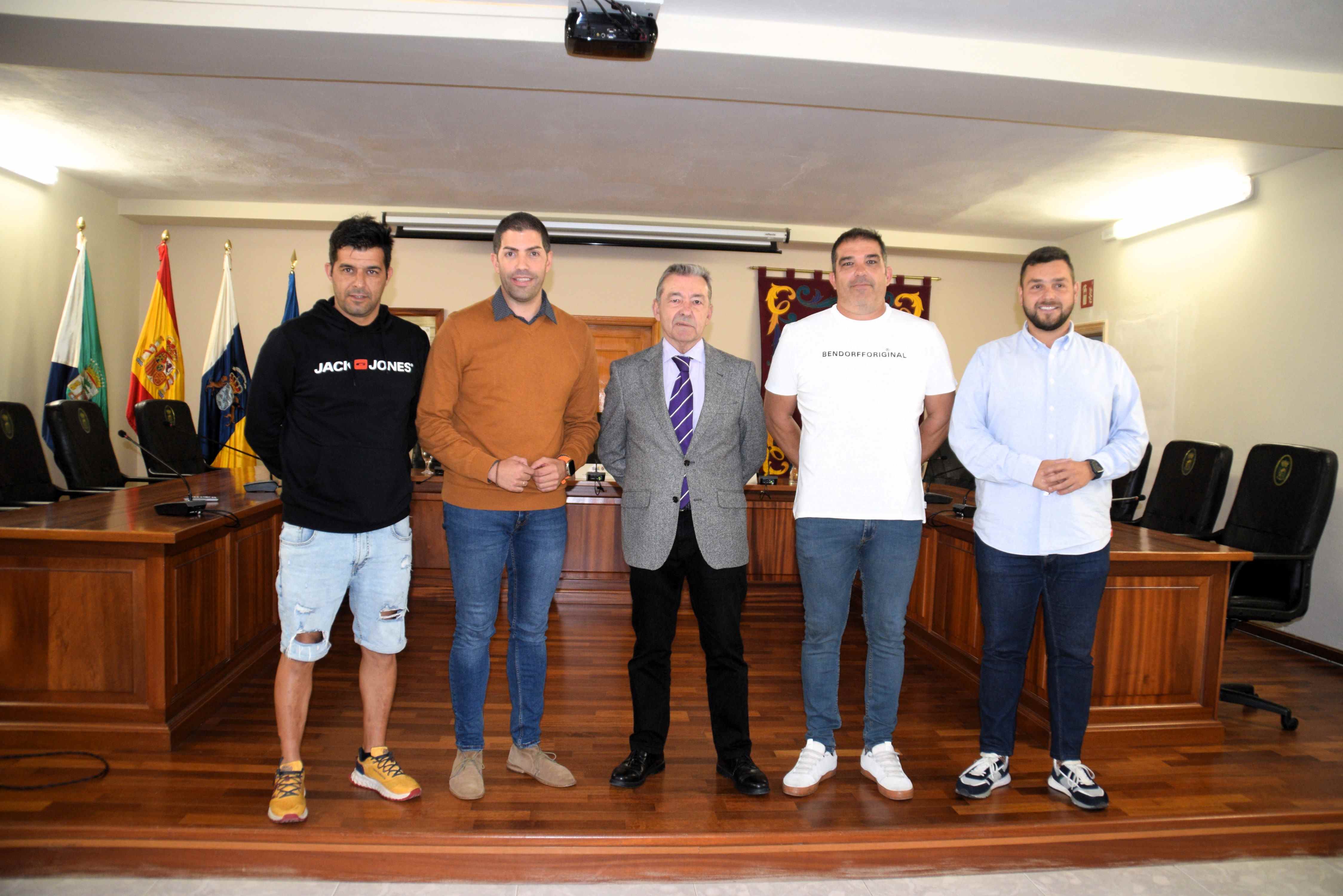 El presidente del Club Deportivo Tenerife visita el Ayuntamiento de La Frontera