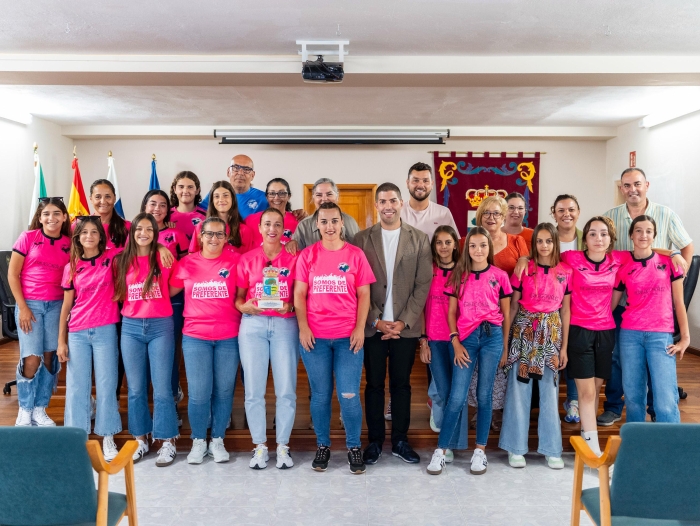 El Ayuntamiento recibe en su salón de plenos a las integrantes del Club de femenino Moneiba de El Hierro