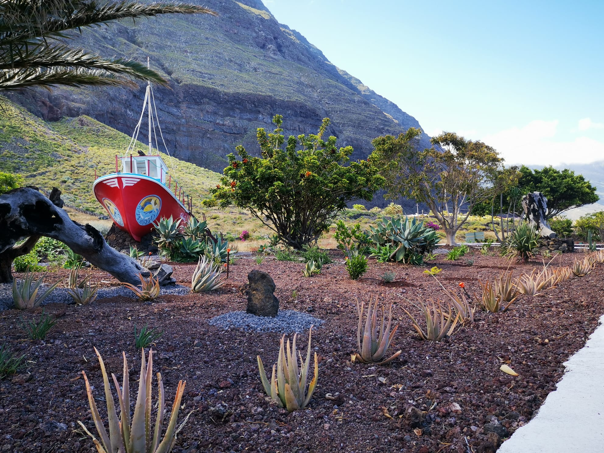 El Ayuntamiento embellece el jardín de Las Puntas