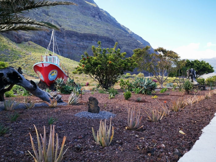 El Ayuntamiento embellece el jardín de Las Puntas