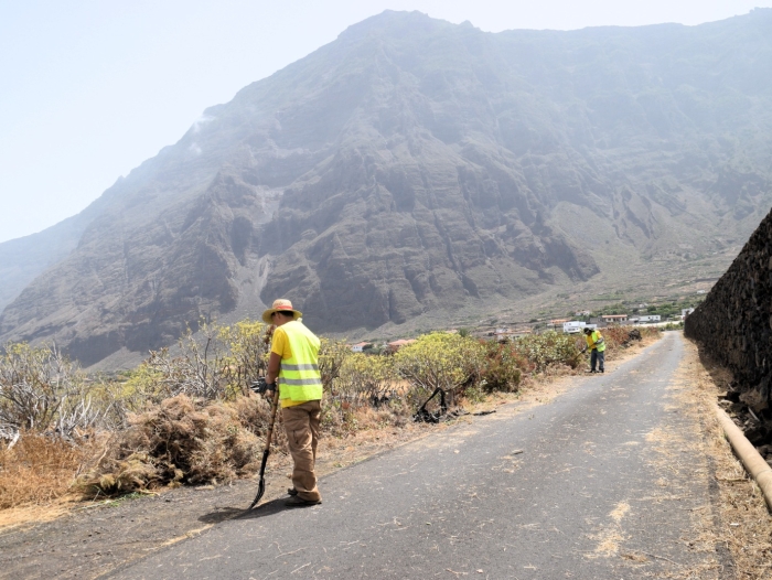 La Frontera refuerza un año más el servicio municipal de limpieza para los márgenes de carreteras