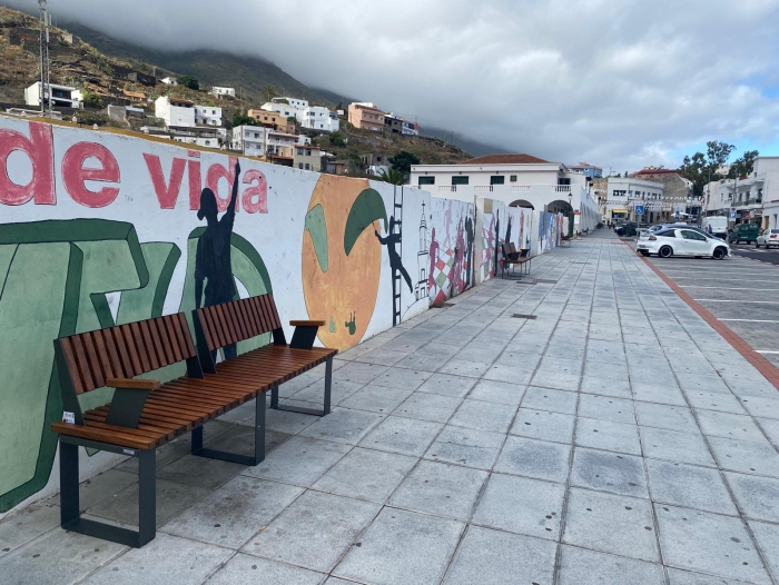 La Frontera mejora su Zona Comercial Abierta con la instalación de nuevos bancos modulares