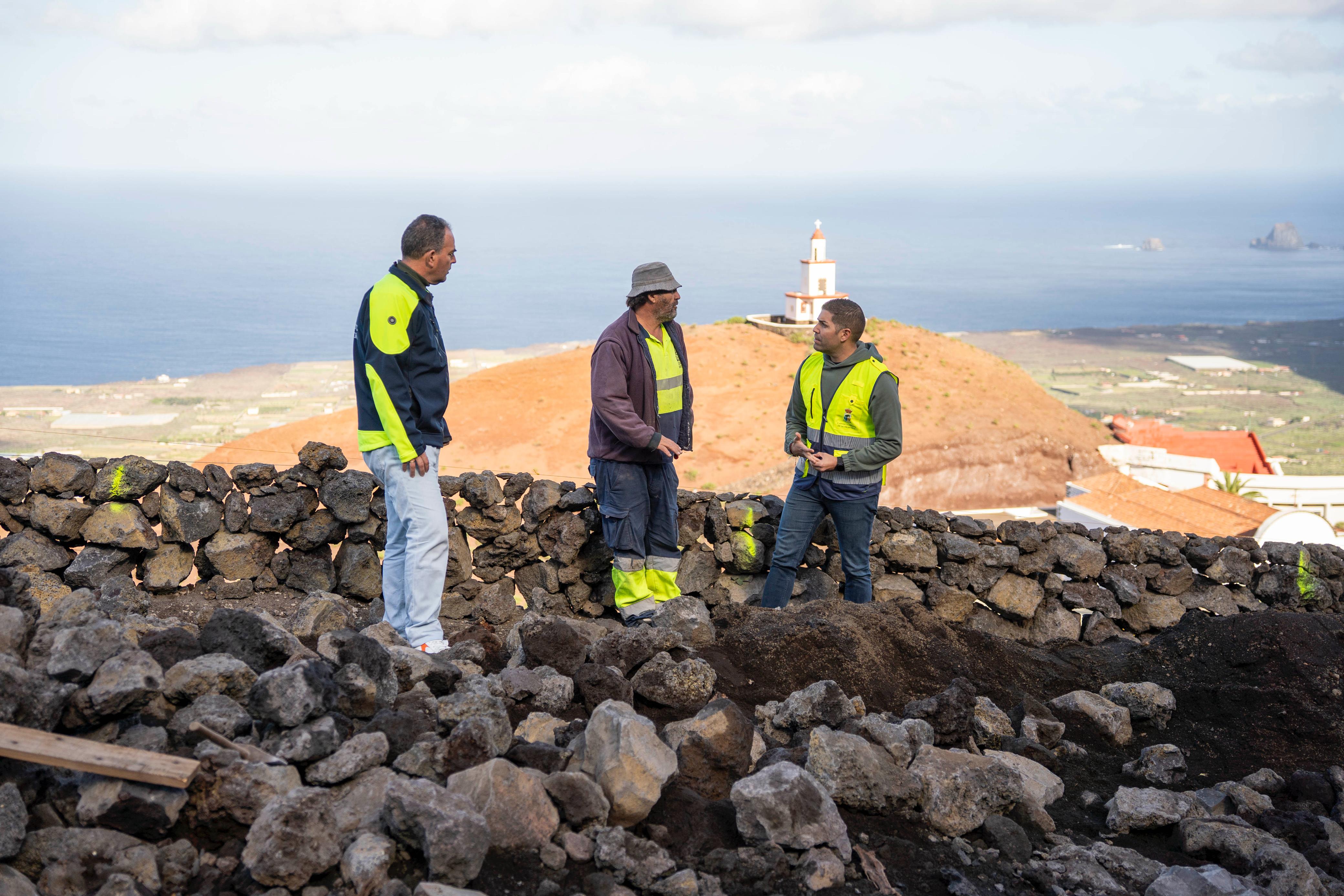 El Ayuntamiento de La Frontera ejecuta el acondicionamiento del muro de acceso al cementerio municipal