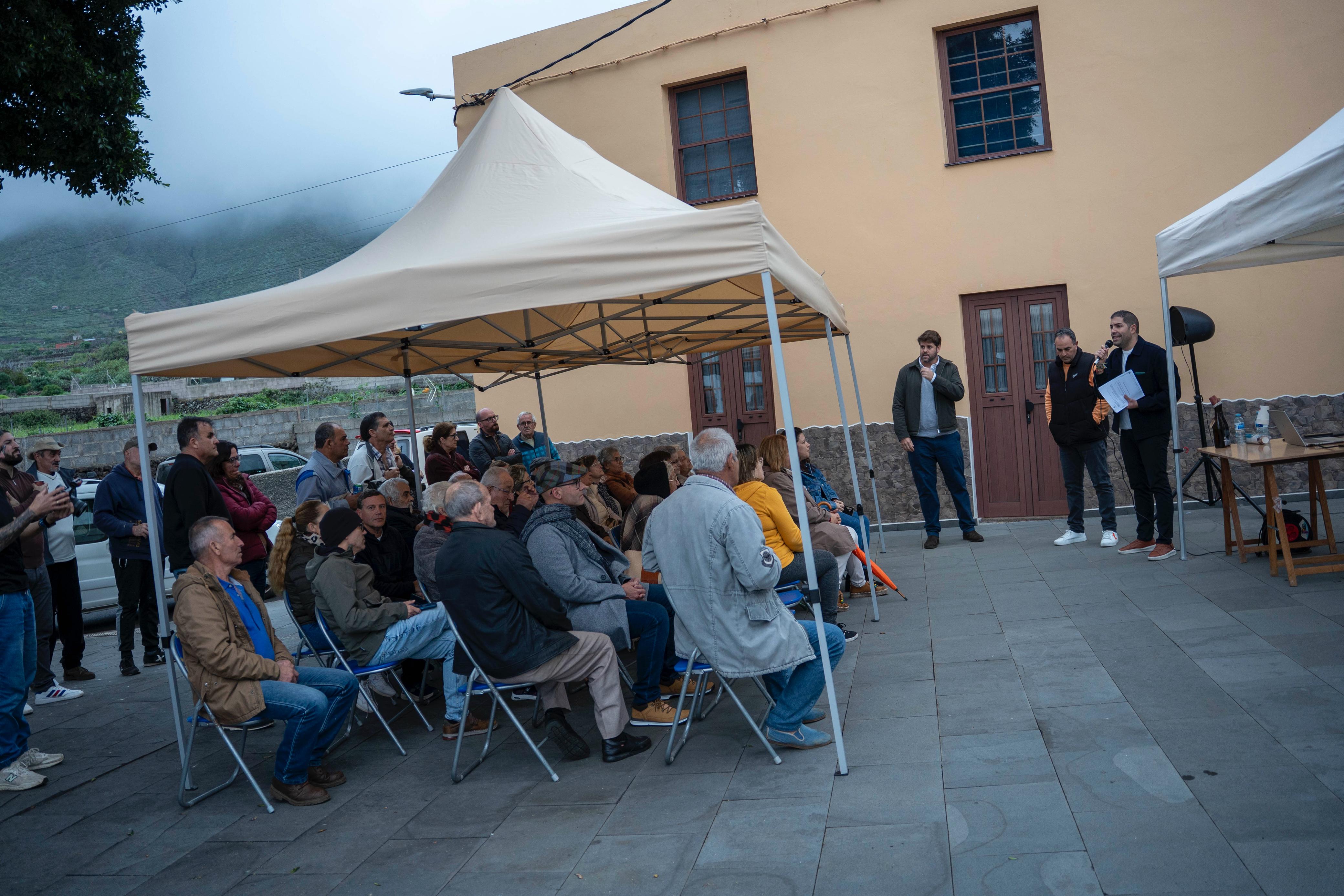 El Ayuntamiento de La Frontera presenta en Los Mocanes el proyecto de Redes de Abastecimiento y Saneamiento y el reasfaltado de la vía principal 