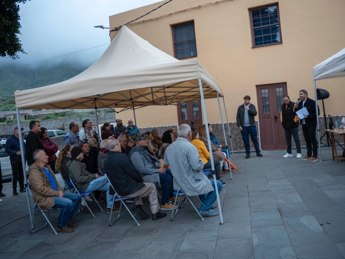 El Ayuntamiento de La Frontera presenta en Los Mocanes el proyecto de Redes de Abastecimiento y Saneamiento y el reasfaltado de la vía principal 
