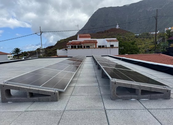 El Ayuntamiento de La Frontera impulsa la transición verde con instalaciones solares en edificios municipales gracias a fondos FEDER