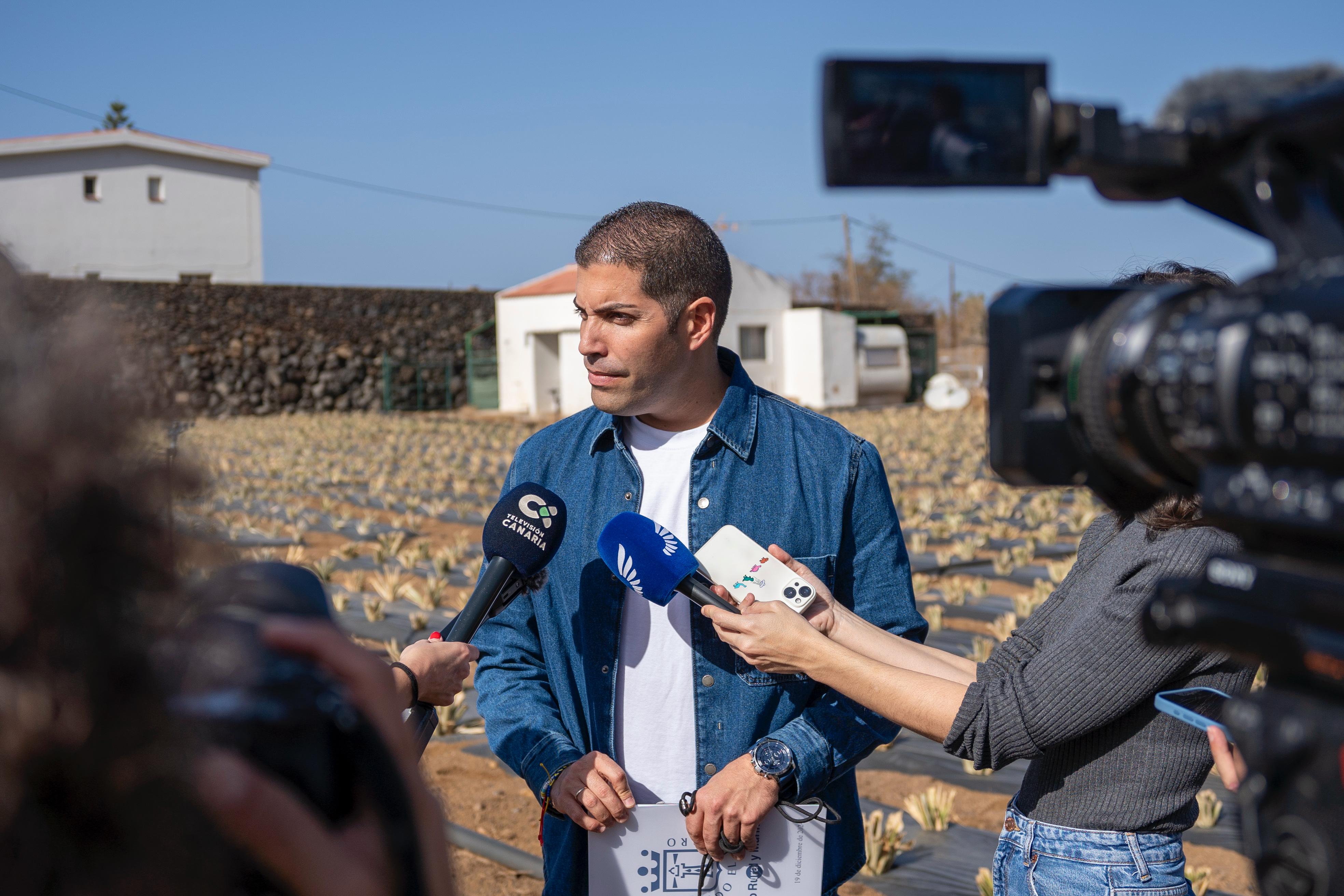 El Alcalde de La Frontera lamenta la “evasión de competencias” del Cabildo de El Hierro y aclara que las paradas físicas son responsabilidad insular