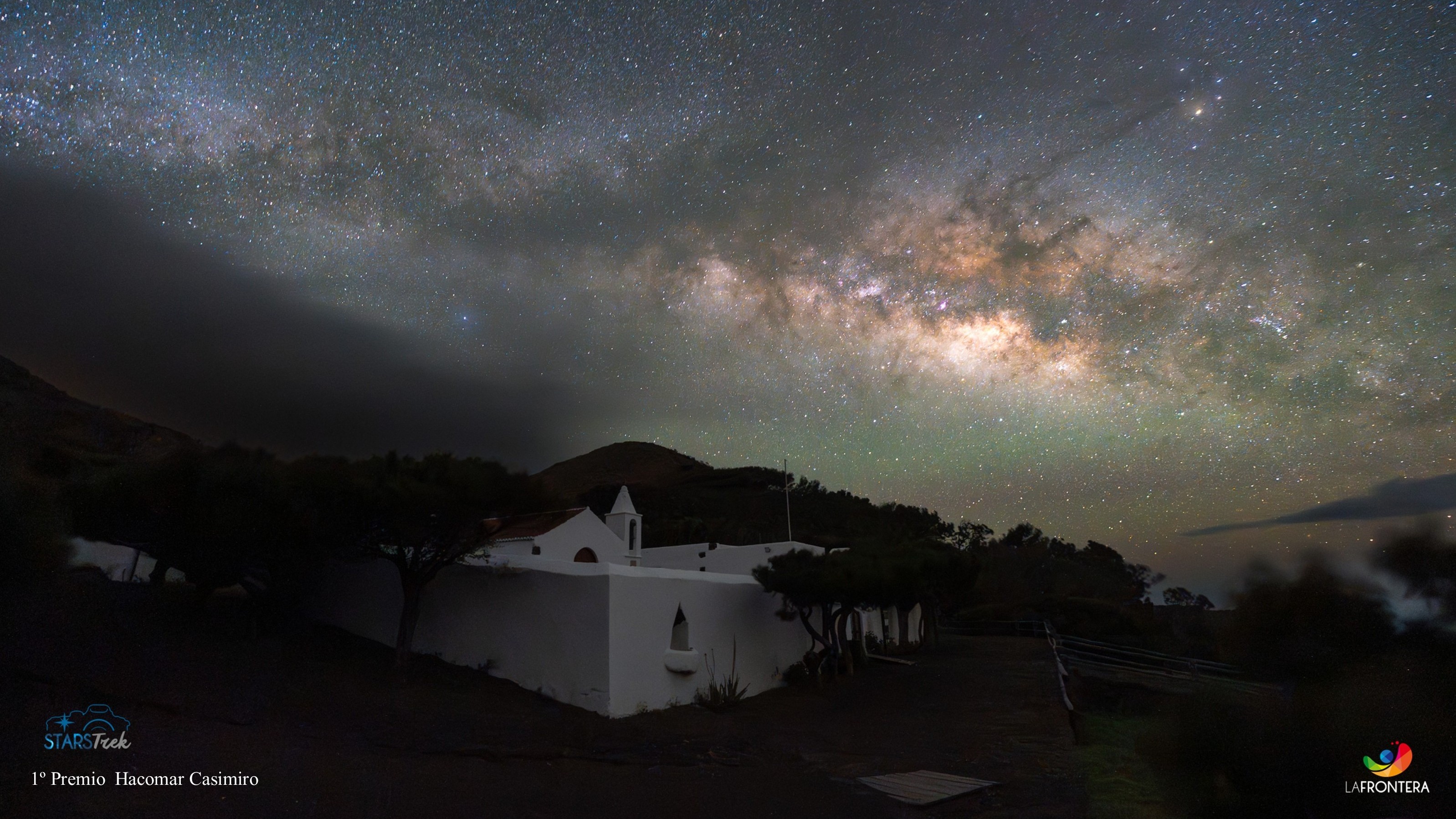 Una imagen del Santuario de la Virgen de Los Reyes bajo la Vía Láctea, primer premio del Concurso de Fotografía Starstrek 