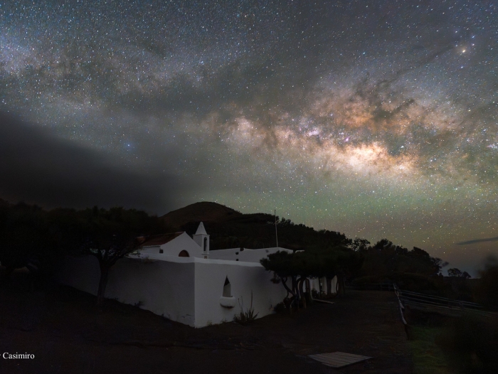 Una imagen del Santuario de la Virgen de Los Reyes bajo la Vía Láctea, primer premio del Concurso de Fotografía Starstrek 