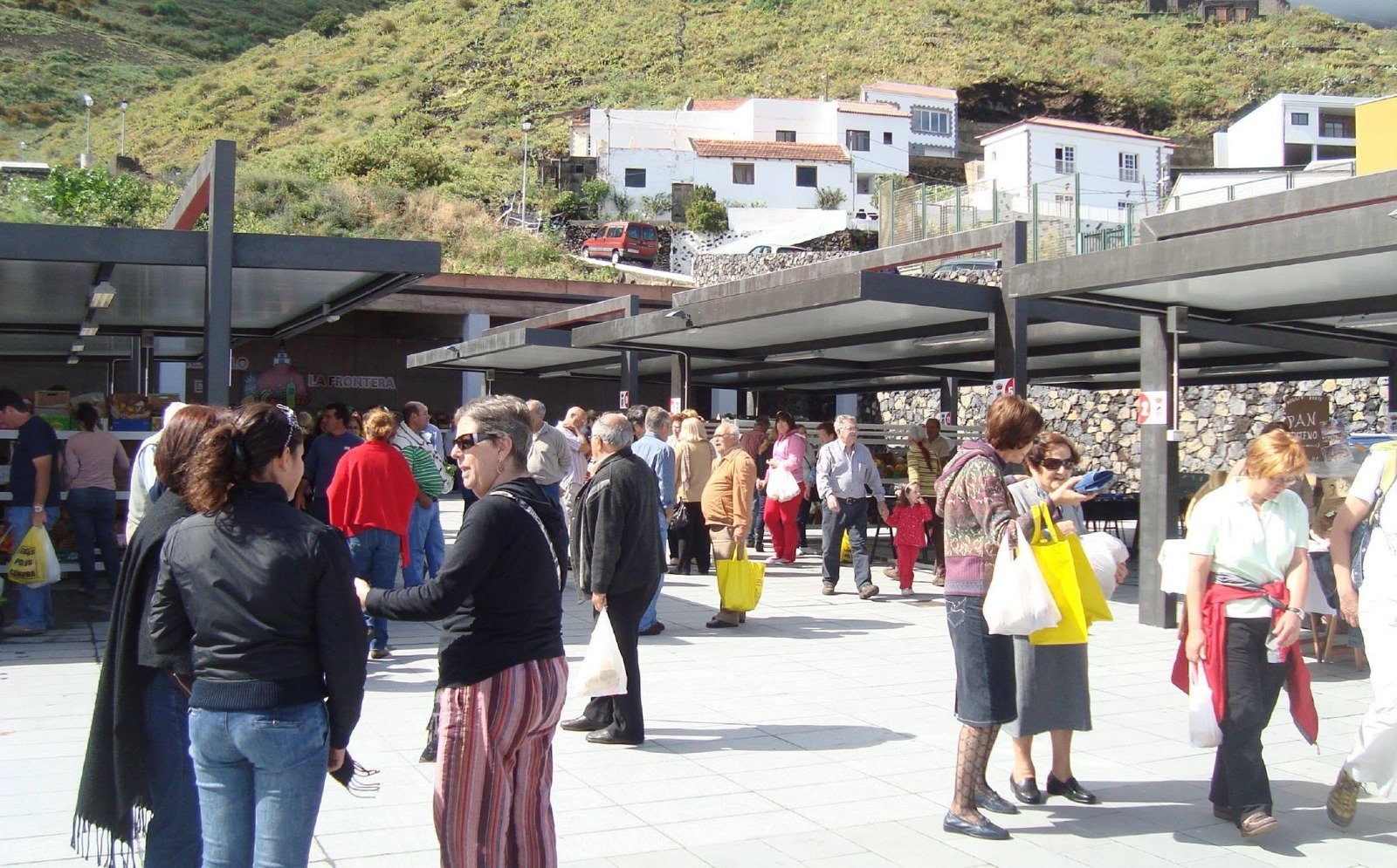 El Mercadillo Municipal de La Frontera celebra "Raíces y Mercado 2026", una jornada para poner en valor el producto local y el comercio de proximidad
