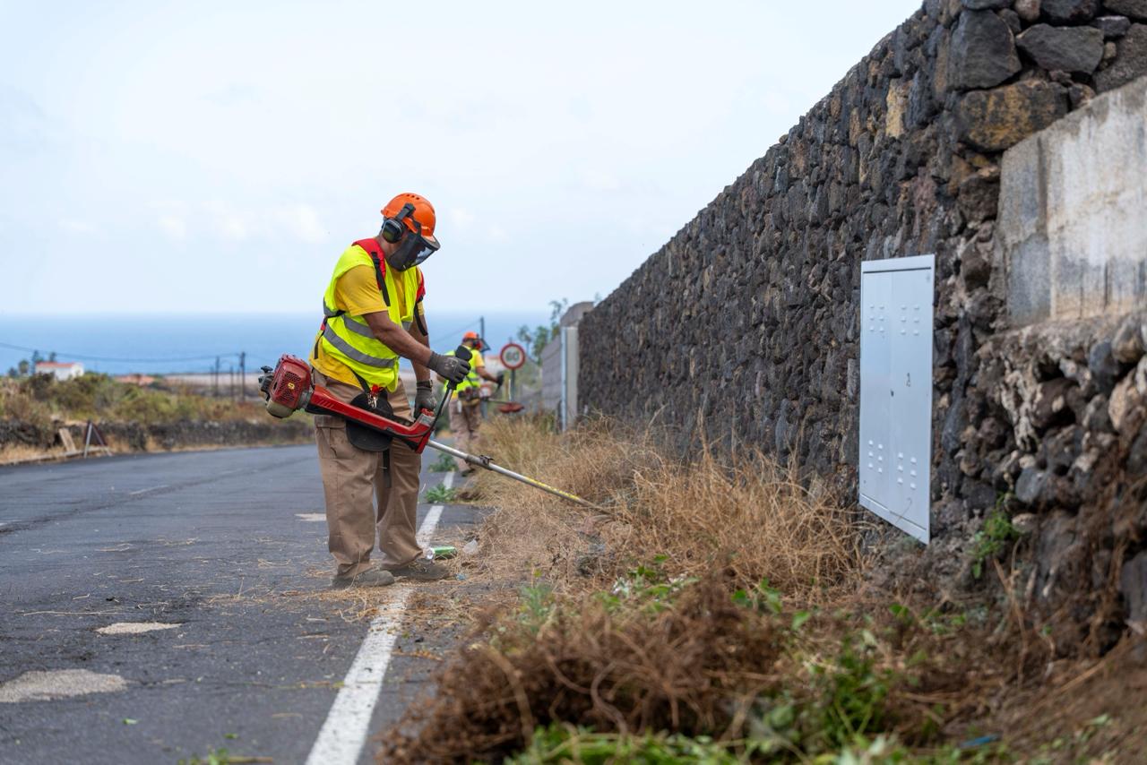 La Frontera refuerza la limpieza de márgenes de carreteras, calles y caminos para mejorar la seguridad y la imagen del municipio 