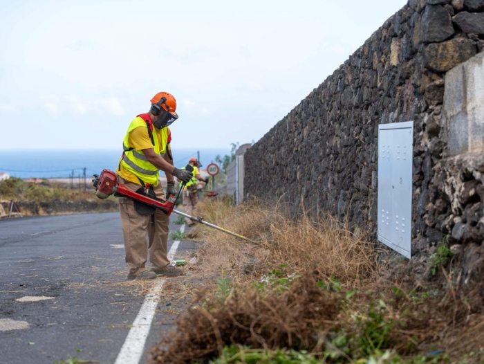 La Frontera refuerza la limpieza de márgenes de carreteras, calles y caminos para mejorar la seguridad y la imagen del municipio 